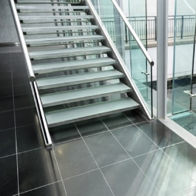 Les marches d'escalier en verre (et les dalles de sol)  en verre feuilleté (securit) sont utilisés à l'intérieur comme à l'extérieur.