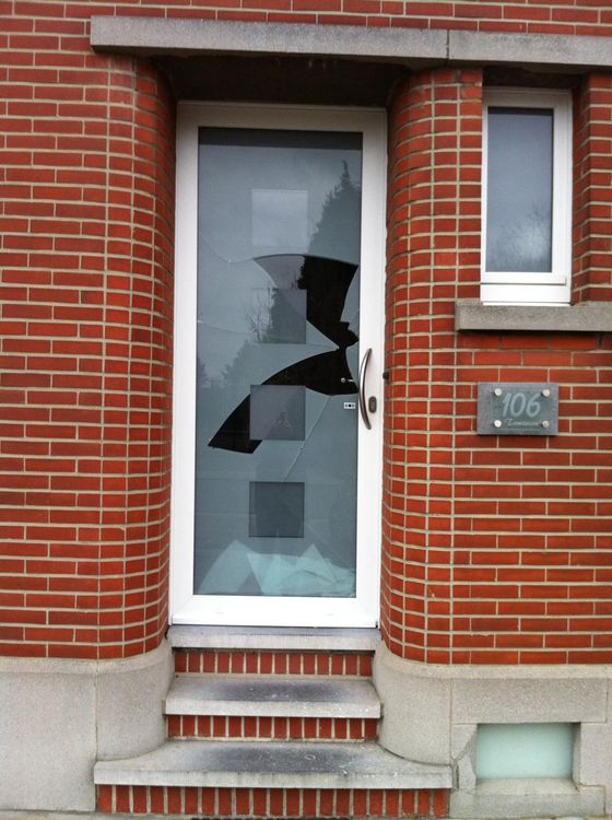 vitrerie qui fait une réparation de double vitrage sablé. c'est une porte d'entrée cassé par effraction à Ans.