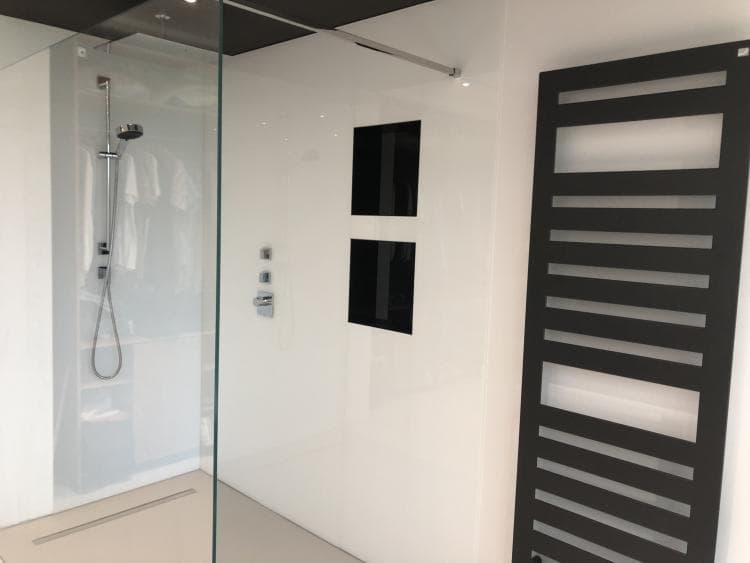 douche à l Italienne en verre laqué placé dans une salle de bain par Jean Keutgens