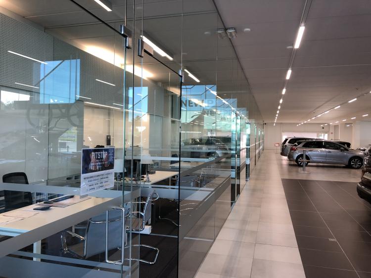 portes en verre sur pivot dans les bureaux du garage Peugeot Schyns Awans , Liège, Verviers, Eupen