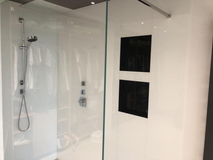 verre laqué Blanc et noir dans une salle de bain placé à Lontzen par Jean Keutgens