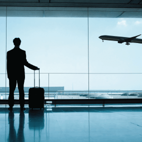 Le verre acoustique est un verre feuilleté qui possède une excellente isolation contre le bruit. (aéroports, dancing, salle de concert,...)