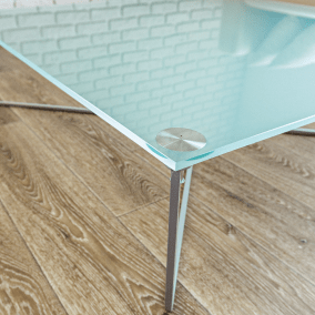Fabrication de meubles en verre grâce au collage UV pour verre. C'est l'idéal pour créer des vitrines sur-mesure, ou des tables en verre.