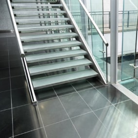 Les marches d'escalier en verre (et les dalles de sol)  en verre feuilleté (securit) sont utilisés à l'intérieur comme à l'extérieur.