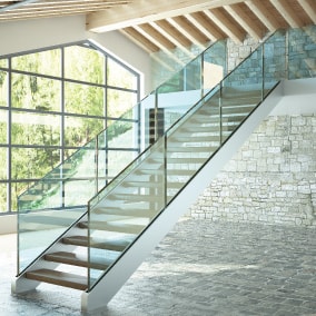 Les gardes-corps en verre feuilleté (ou verre Securit), et peuvent être installé à l'intérieur (escaliers, mezzanine,...) ou à l'extérieur (balcons, terrasses,...)