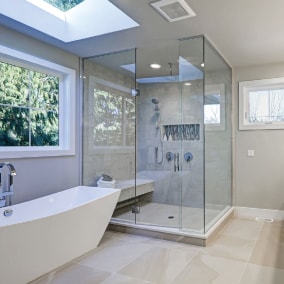 Les parois de douche en verre de vitrier sont toujours plus solides et plus résistantes que les cabines de douche vendues dans le commerce.